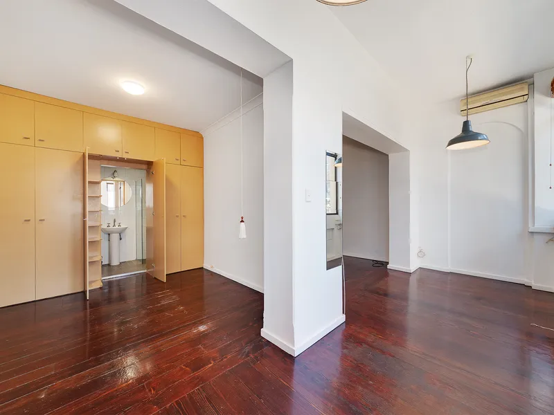 Unfurnished open plan one bedroom apartment