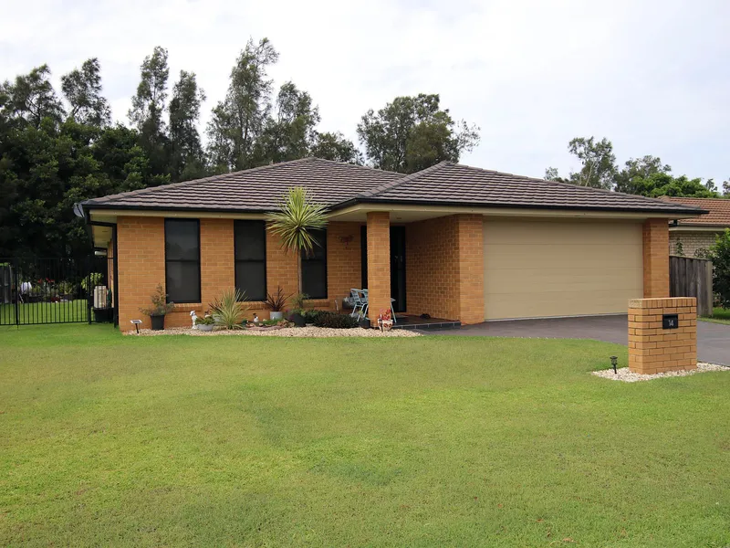 A walk to Golf Course and Tavern - Close to Shops and Waterfront....Side access...