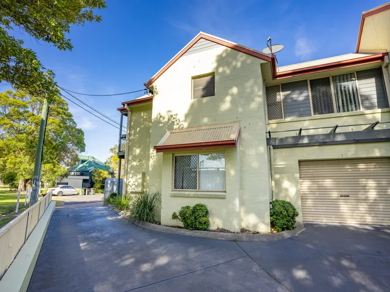 DUAL LEVEL PRIVATE TOWNHOUSE