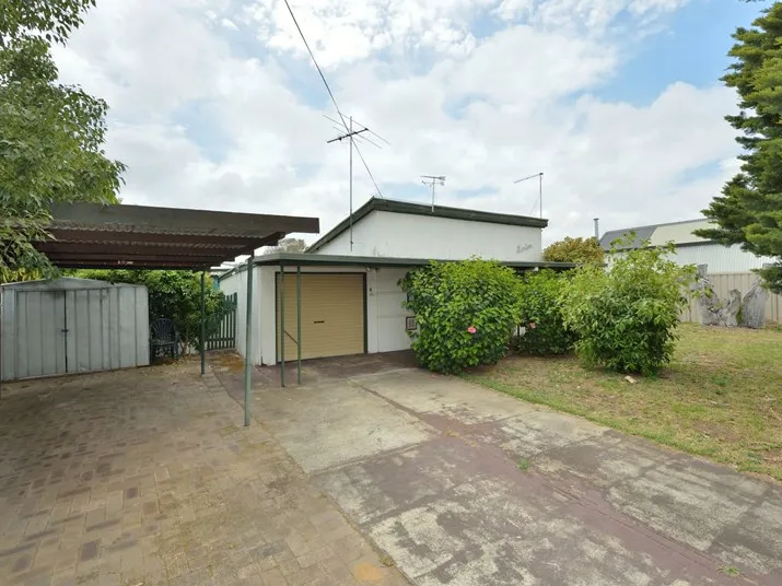 LARGE 803m2 DUPLEX BLOCK WITH RENTED HOME - WALK TO CBD!