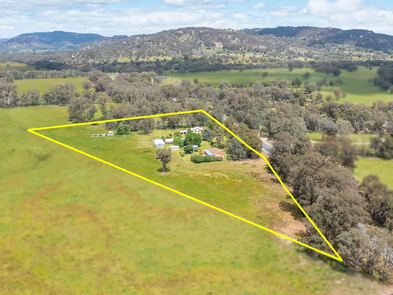 'Castlevale' Rare Find - Prime 9.1 Acres - 2 Homes - Castle Creek - Shedding - Minutes Drive to Euroa