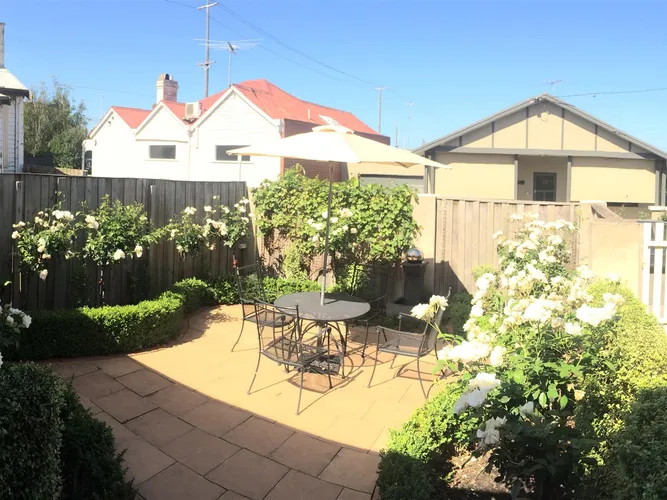 Neat townhouse in great location, Newtown - Geelong