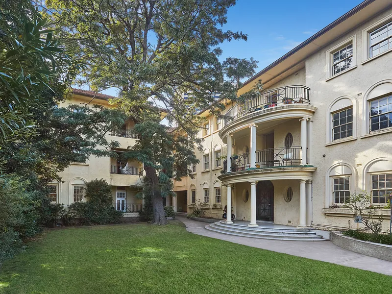 Iconic Bayside Art Deco Space And Charm