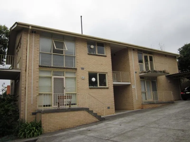 Spacious 1st Floor Apartment!!