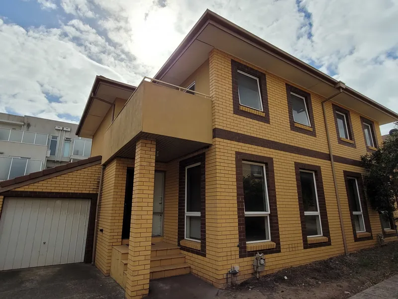 Large Townhouse Located a Short Walk to Central Clayton 