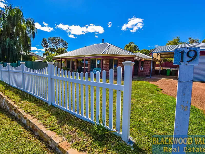 MODERN HOME IN COUNTRY SETTING!