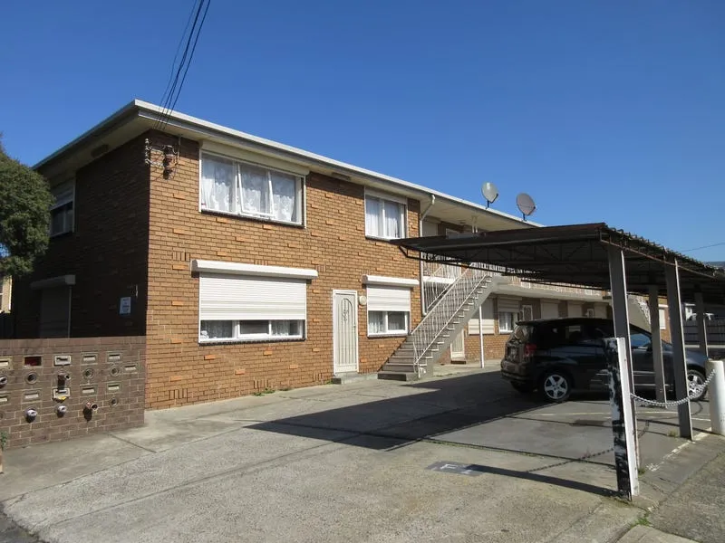 FRESHLY PAINTED 2 BEDROOM APARTMENT