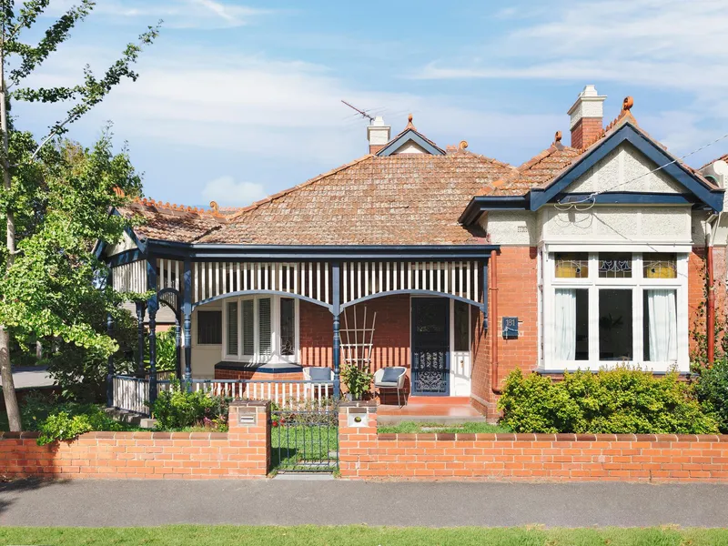 A Quintessential Residence in a Blue Ribbon Position