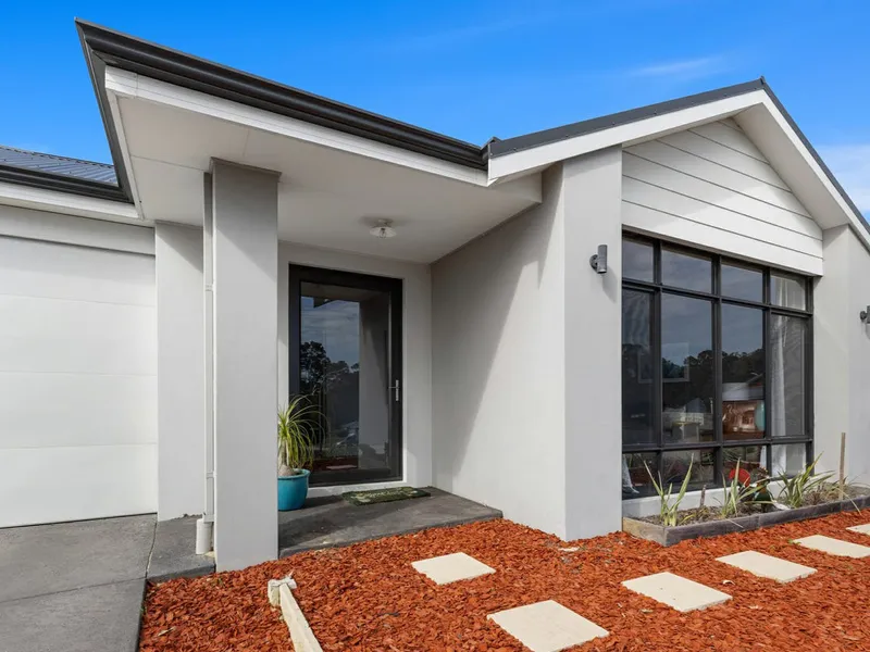 Large, modern family home in Korijekup Heights