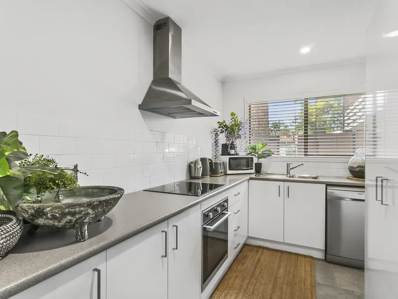 Renovated Modern Low Set Villa - Tropical Setting