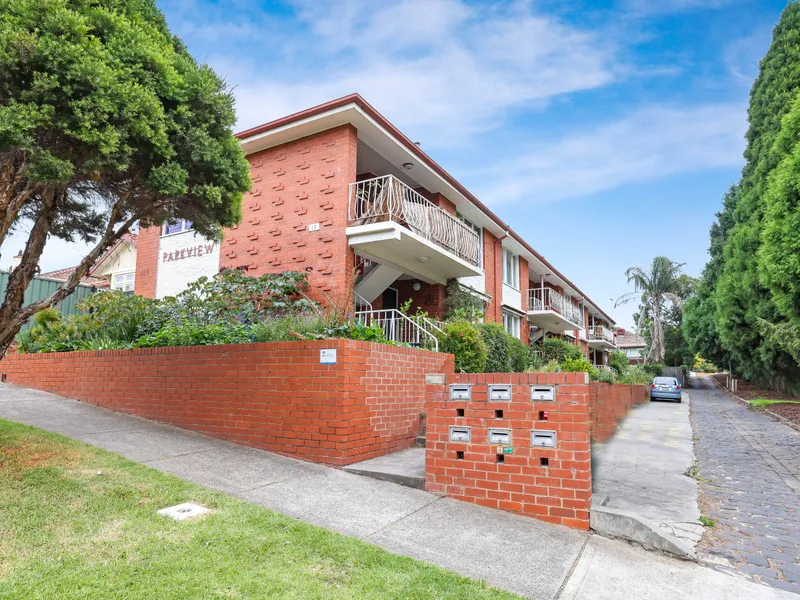 TRANQUIL PARK SETTING IN FABULOUS LOCATION!