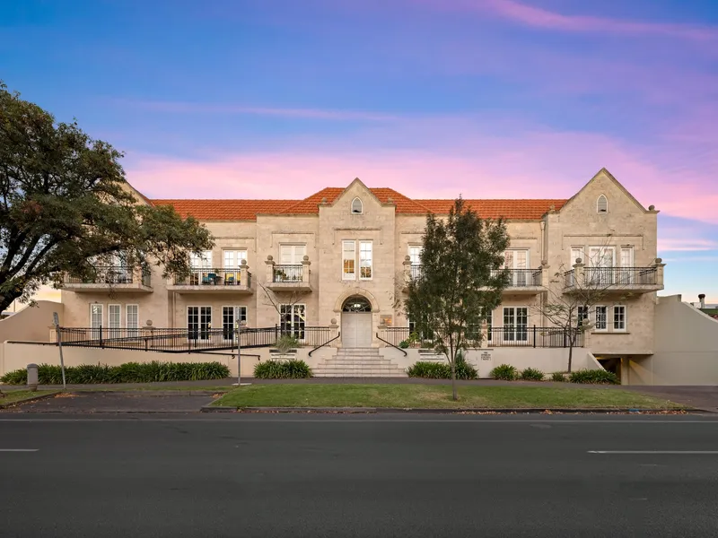 UNIQUE AND DISTINCTIVELY STYLISH APARTMENT IN A PREMIUM LOCATION