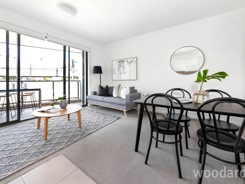 Footsteps to Koornang Road and station