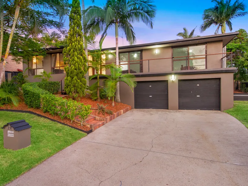 An ideal family home! 800m2+ block complete with pool!