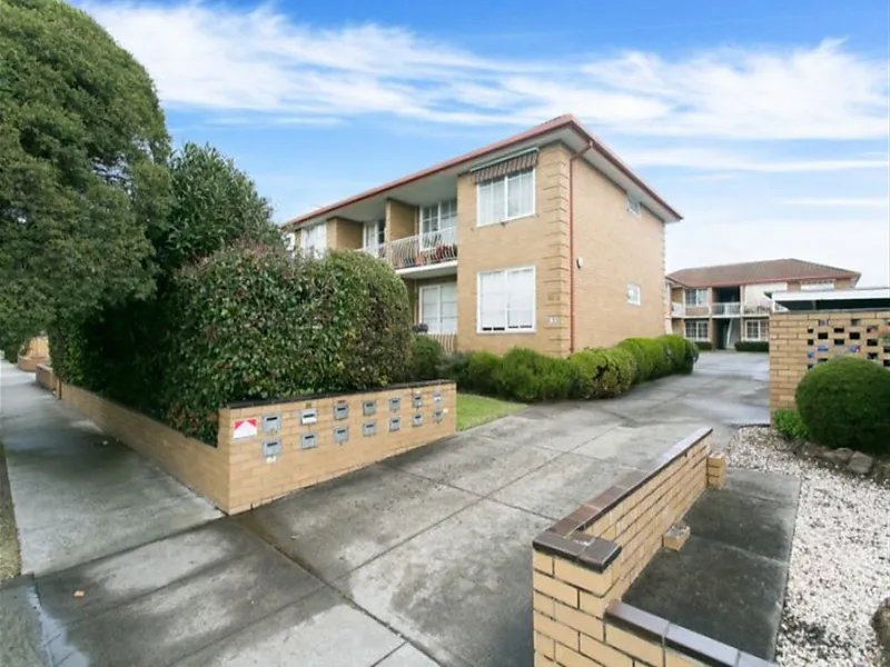 LIGHT AND AIRY 1 BEDROOM APARTMENT