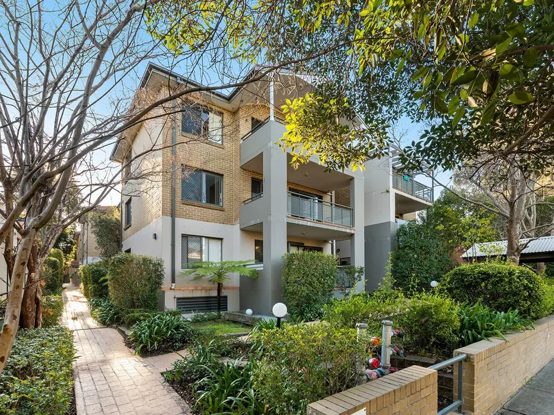 Rare private lifestyle oasis in super convenient location