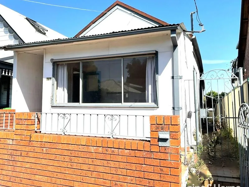 NEAT 3 BEDROOM HOME - (6 Month Lease)