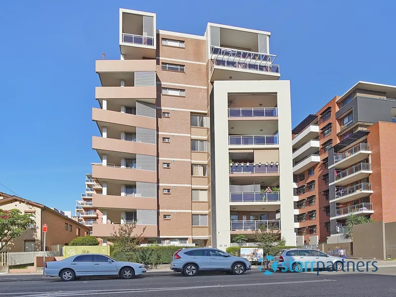 Designer Apartment, Premiere Position!