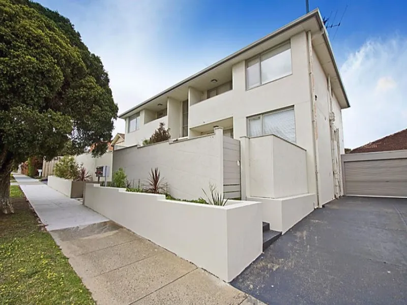 GROUND FLOOR, 2 BEDROOMS WITH LARGE PRIVATE COURTYARD | HODGES CAULFIELD