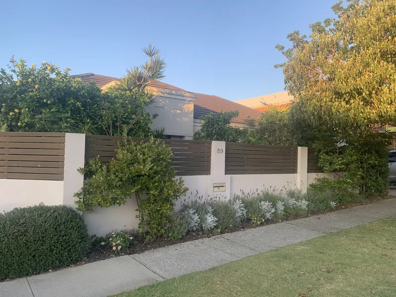 Residence centrally located to shopping, restaurants and services