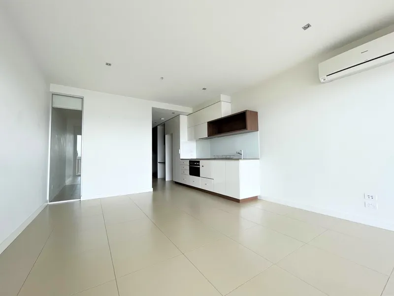 Spacious and modern 1 bedroom apartment located close to Highpoint