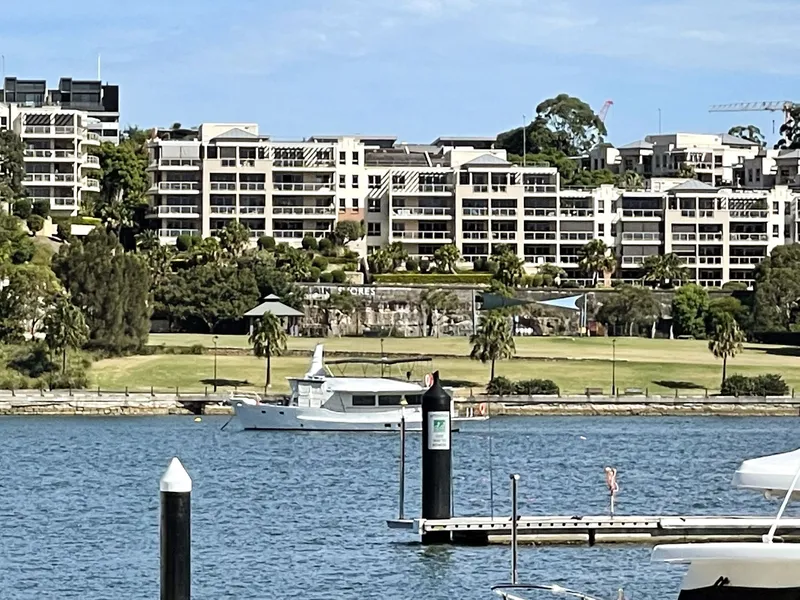 Waterfront Apartment with Panoramic Harbour Views