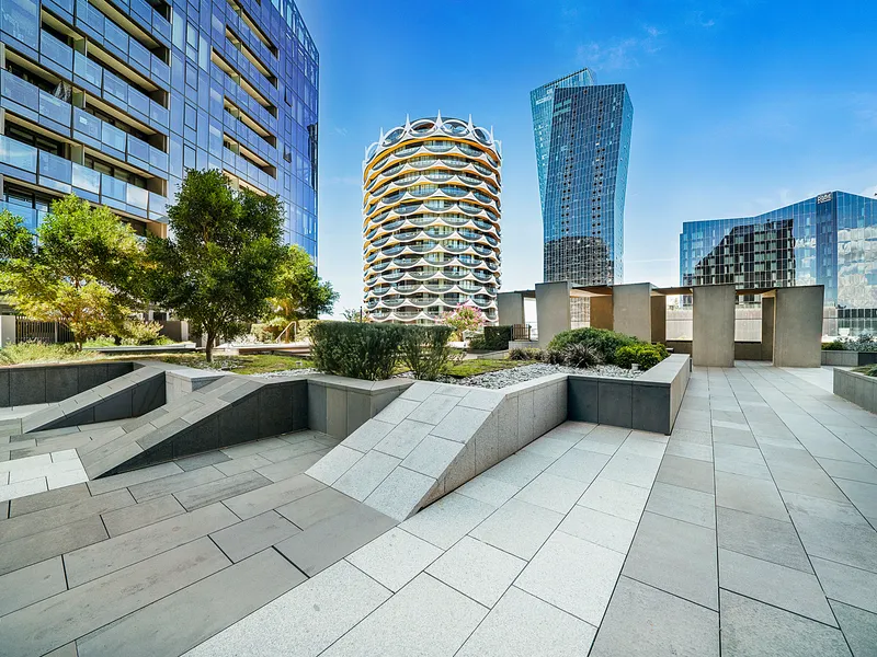 North face sunny apartment with sky view