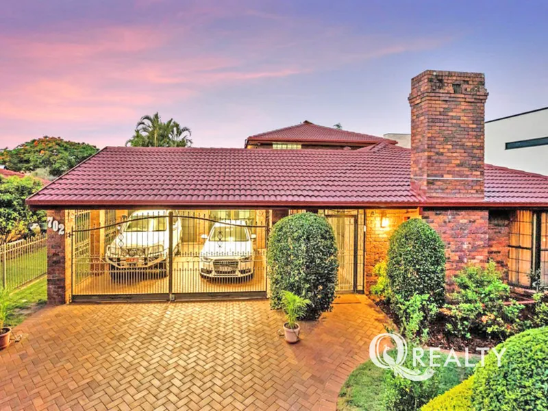 Walking distance to Market Square!