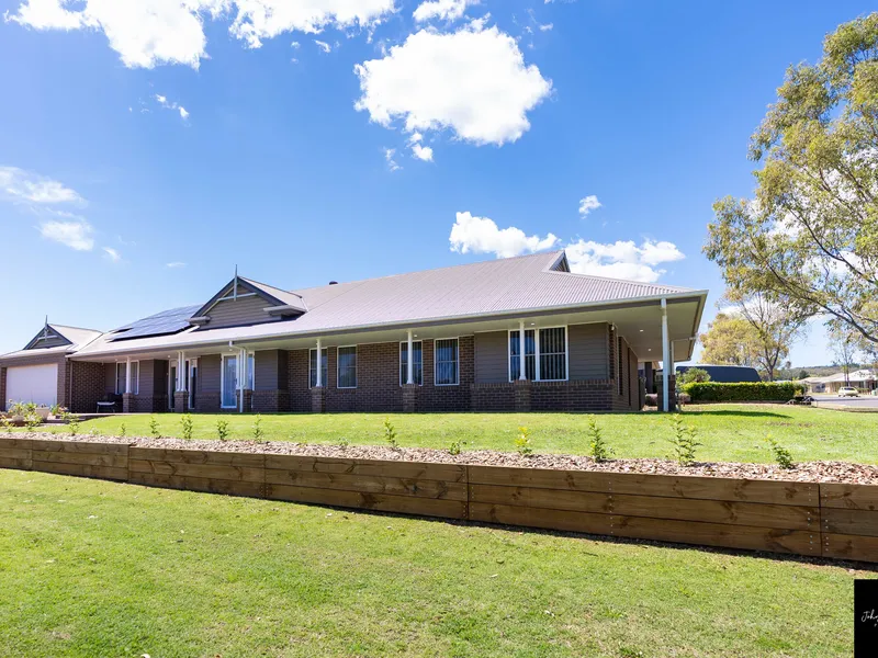 EXQUISITE EXECUTIVE HOME!