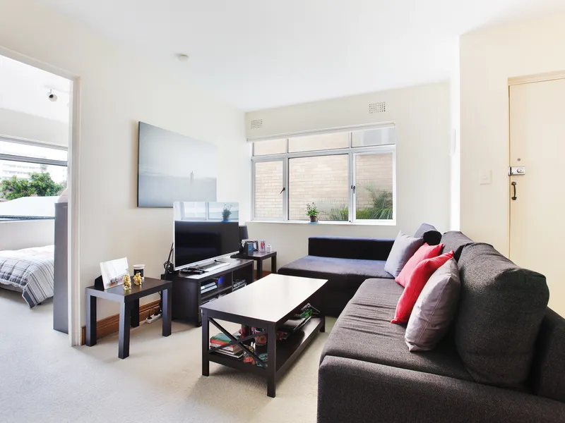 Private beach pad moments to the surf