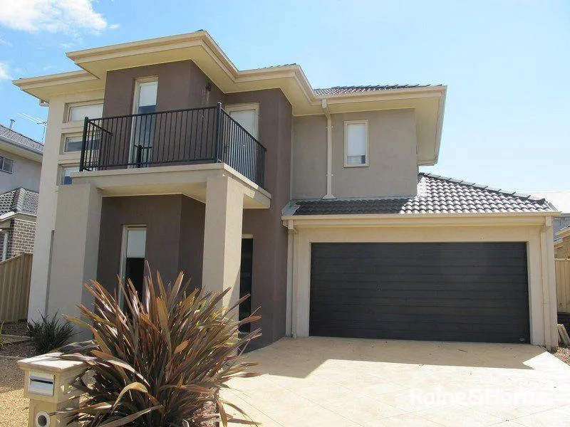MODERN 4 BEDROOM PLUS STUDY HOME - CLOSE TO TOWN CENTRE