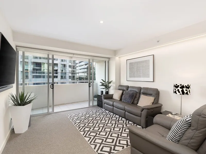 FULLY FURNISHED Freshly renovated in one of North Sydney's most convenient buildings