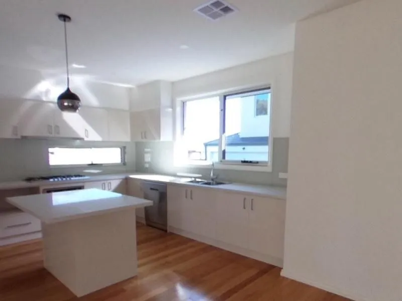 LUXURY HOME WITH 4 BEDROOMS PLUS STUDY - CLOSE PROXIMITY TO ALL CONVENIENCES