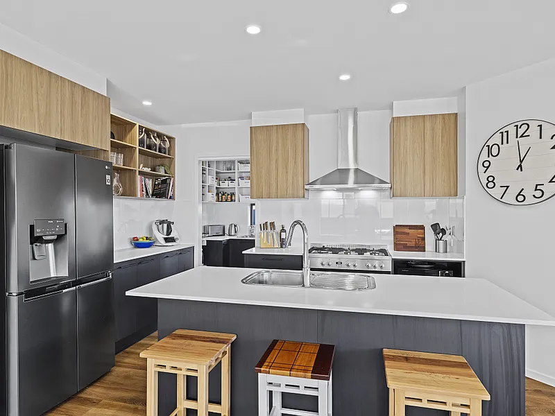 WHY BUILD? ONE YEAR OLD CONTEMPORARY HOME WITH ALL THE INCLUSIONS, ON CORNER BLOCK WITH SIDE ACCESS!