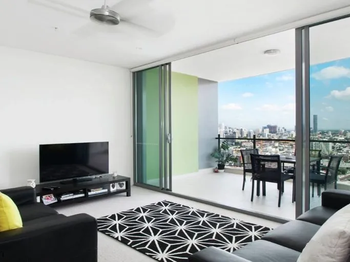 SIGNATURE OPPORTUNITY – PERFECTLY POSITIONED WITH CITY VIEWS – LEVEL 27