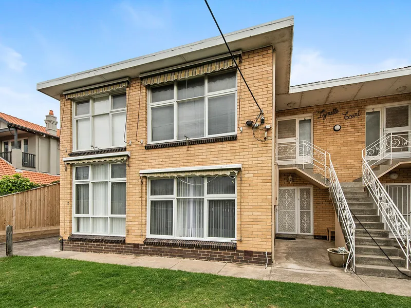 GOLDEN MILE LOCATION! A Spacious Hideaway Meters From The Bay