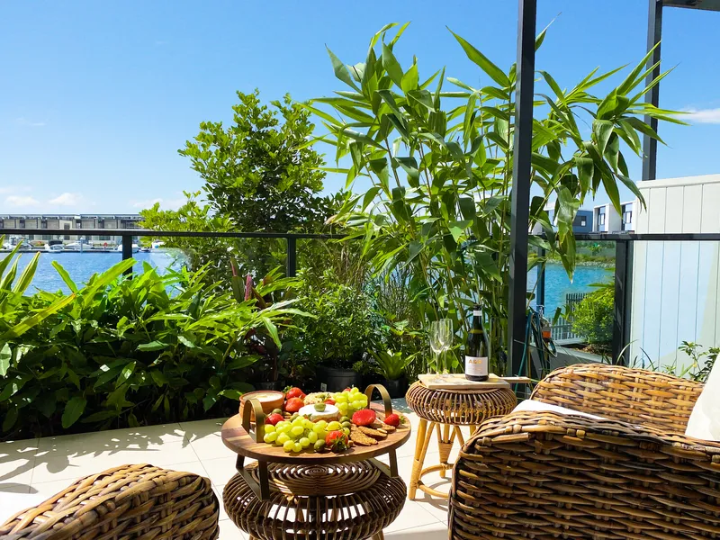 WELCOME HOME - LIGHT AND BRIGHT WATERFRONT IN COVA ESTATE!