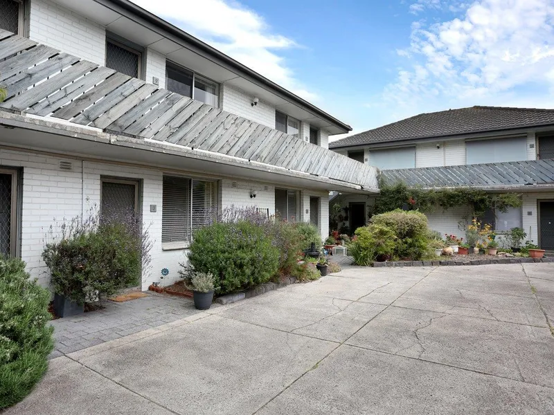 GREAT ONE BEDROOM APARTMENT WITH COURTYARD