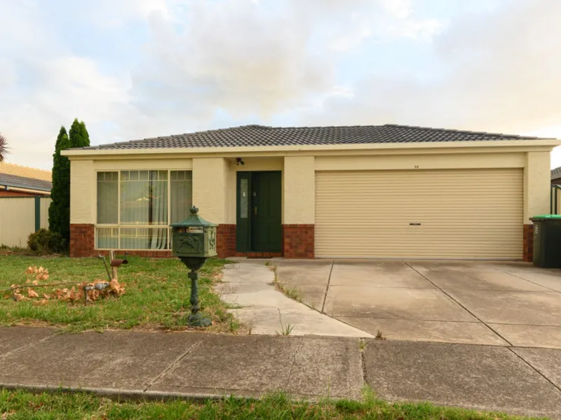 CONVENIENTLY LOCATED FAMILY HOME WITH SIDE ACCESS!