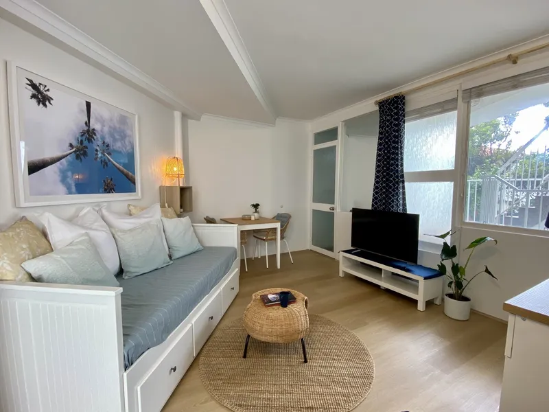 Newly Decorated Furnished Studio, Walk to the Beach