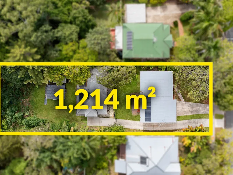 2 HOUSES ON 1 HUGE BLOCK OF LAND!