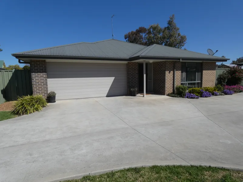 Spacious 3 Bedroom Unit Close To Town Centre