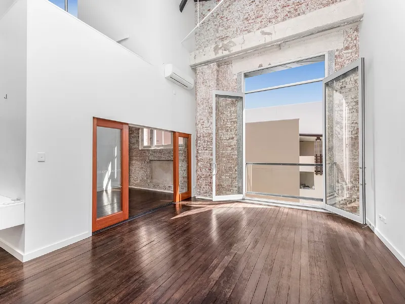 Stunning Top Floor Woolstore Residence