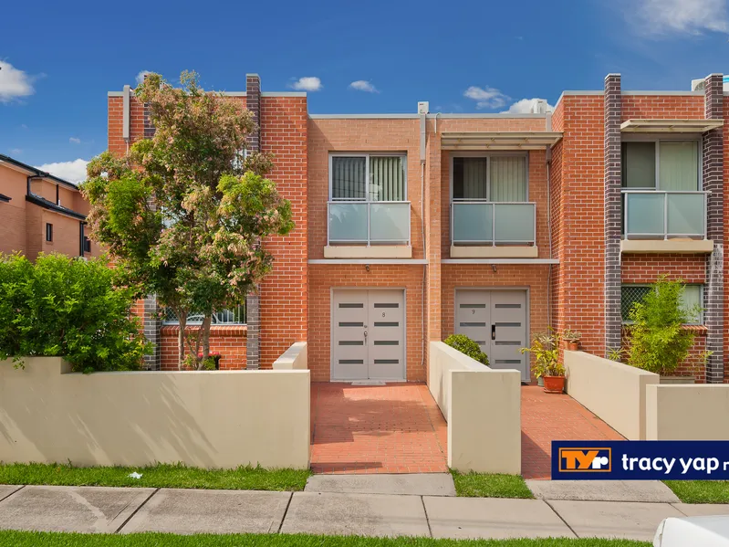 Huge, Accessible, Desirable Townhouse