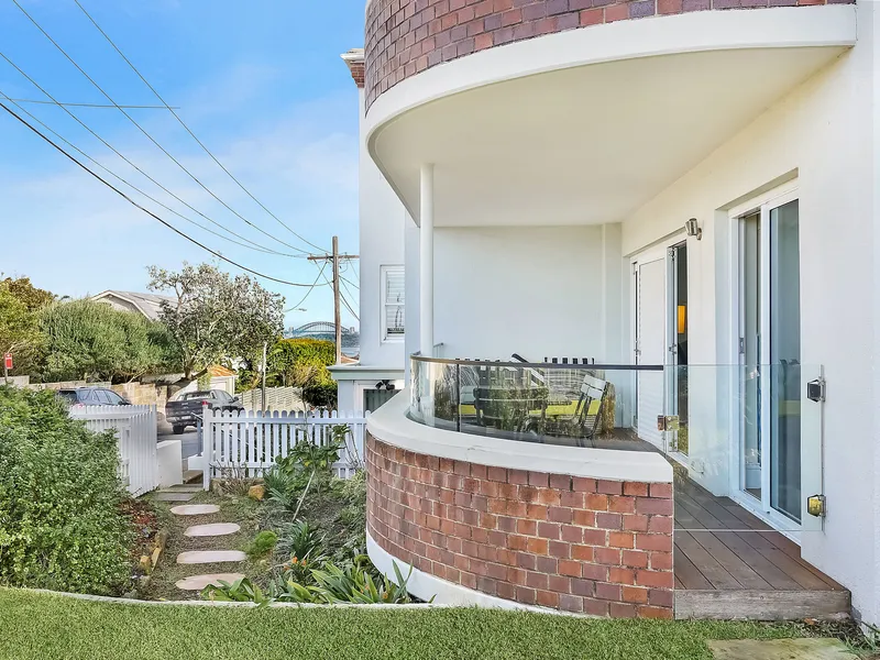 Luxe Semi Sized Apartment With Fresh Ocean Breezes, 300M To The Iconic Macquarie Lighthouse