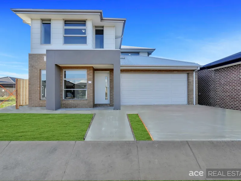 Discover Modern Elegance in the Verdant Hill Estate