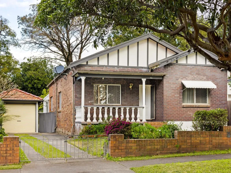CLASSIC DOUBLE BRICK BUNGALOW, POSITION PERFECT