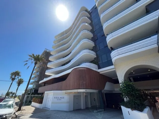 Absolute Beachfront Top Floor Executive Apartment!
