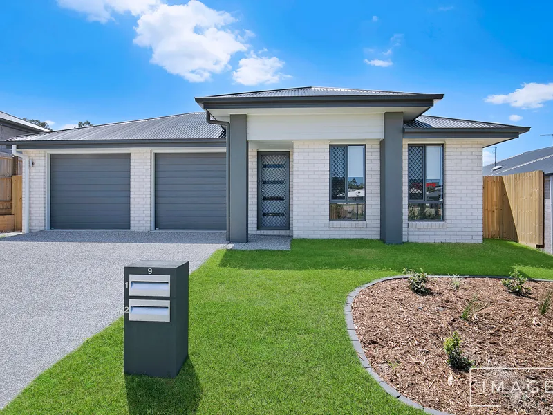 NEAR NEW 4 BEDROOM DUPLEX - PRIVATE & FULLY FENCED!