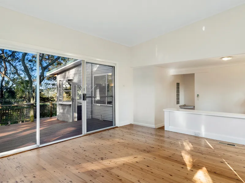 2 bedroom upper duplex with use of pool and stunning Pittwater views
